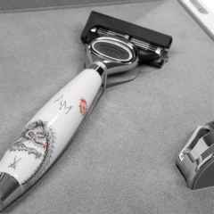 Meissen Rasierer Ming-Drache Gillette Fusion Mühle Edition mit Monogramm – Porzellanwaren Sonstige Accessoires in weiß und aus Porzellan. – Ansicht 3