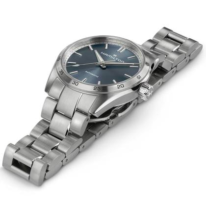 Hamilton Jazzmaster Performer Auto Edelstahl 34mm blaues Zifferblatt Metallband – Damenuhren Uhr ohne Datum aus Edelstahl. Das Gehäuse ist rund und silber. Das Edelstahlarmband ist silber. Das Zifferblatt ist ein Index in blau. – Ansicht 2