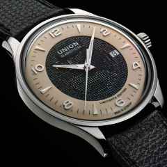 Union Glashütte Noramis Datum Deutschland Klassik 2022 Limitierte Edition Automatik Edelstahl 40mm beiges Zifferblatt schwarzes Lederband – Herrenuhren Uhr mit Datum aus Edelstahl. Das Gehäuse ist rund und silber. Das Lederarmband ist schwarz. Das Zifferblatt ist arabisch Index und beige. – Ansicht 3