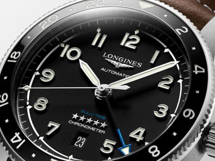 Longines Spirit Zulu Time Automatik Edelstahl 42mm mattschwarzes Zifferblatt braunes Lederband – Herrenuhren Uhr mit Datum aus Edelstahl, Keramik und Leder. Das Gehäuse ist rund und silber. Das Lederarmband ist braun. Das Zifferblatt ist arabisch und schwarz. – Ansicht 2