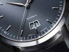 Mühle Glashütte Teutonia IV Großdatum Edition 1994 Automatik Edelstahl 41mm anthrazitblaues Zifferblatt Metallband – Herrenuhren Uhr mit Datum aus Edelstahl. Das Gehäuse ist rund und silber. Das Edelstahlarmband ist silber. Das Zifferblatt ist ein Index in blau. – Ansicht 2