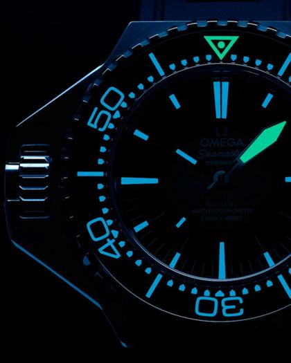 Omega Seamaster Ploprof 1200M Automatik Edelstahl 55x45mm blaues Zifferblatt blaues Kautschukband Summer Blue – Herrenuhren Uhr ohne Datum aus Edelstahl und Kautschuk. Das Gehäuse ist rund und silber. Das Kautschuk / Kunststoff / Silikon Armband ist blau. Das Zifferblatt ist ein Index in blau. – Ansicht 3