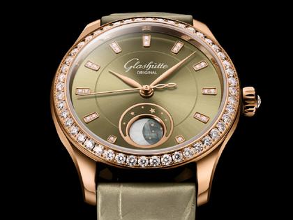 Glashütte Original Lady Serenade Luna Automatik Rotgold 32,5mm grünes Zifferblatt grünes Lederband – Damenuhren Uhr ohne Datum aus 750 Rotgold und Leder. Das Gehäuse ist rund und roségold. Das Lederarmband Kroko / Alligator ist grün. Das Zifferblatt ist ein Index in grün. – Ansicht 3