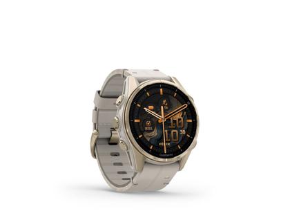Garmin fenix 8 43mm AMOLED faserverstärktes Polymer Edelstahl softgold beschichtet kalksteinfarbenes Lederband – Damenuhren Uhr Multifunktion aus DLC beschichtet und Edelstahl. Das Gehäuse ist rund und beige. Das Lederarmband ist beige. Das Zifferblatt ist digital und schwarz. – Ansicht 7