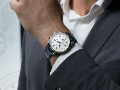 Glashütte Original Senator Chronograph Automatik Edelstahl 41mm weißes Zifferblatt  blaues Lederband – Herrenuhren Chronograph aus Edelstahl und Leder. Das Gehäuse ist rund und silber. Das Lederarmband ist blau. Das Zifferblatt ist römisch Index und silber. – Ansicht 8