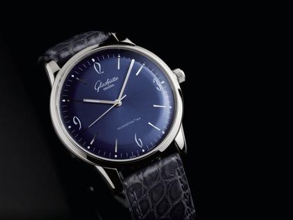 Glashütte Original Sixties Automatik Edelstahl 39mm blaues Zifferblatt blaues Lederband – Herrenuhren Uhr ohne Datum aus Edelstahl. Das Gehäuse ist rund und silber. Das Lederarmband Kroko / Alligator ist blau. Das Zifferblatt ist arabisch Index und blau. – Ansicht 2