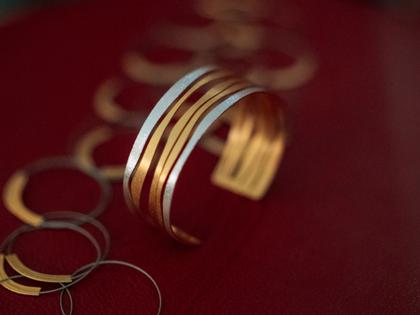 Maria Rzewuska SBAK Armreif Silber vergoldet – Armschmuck Armreif in gelbgold und aus 925 Silber, Ruthenium und vergoldet.