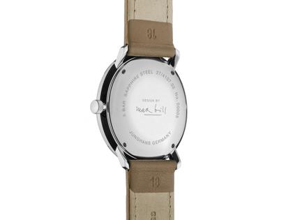Junghans Max Bill Kleine Automatic Edelstahl 34mm silbernes Zifferblatt braunes Lederband – Damenuhren Uhr mit Datum aus Edelstahl. Das Gehäuse ist rund und silber. Das Lederarmband ist braun. Das Zifferblatt ist arabisch Index und silber. – Ansicht 3
