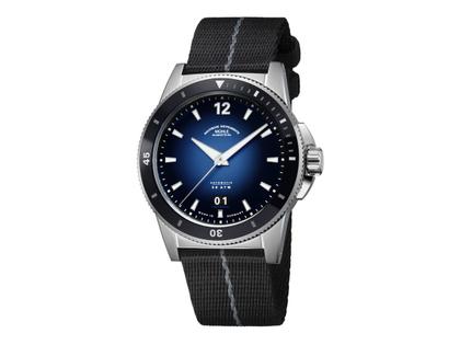 Mühle Glashütte Sportivo  Großdatum Automatik Edelstahl 42mm blaues Zifferblatt schwarzes Textilband – Herrenuhren Uhr mit Datum aus Edelstahl und Leder. Das Gehäuse ist rund und silber. Das Textilarmband ist schwarz. Das Zifferblatt ist ein Index in blau.