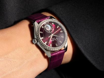 Glashütte Original Lady Serenade Luna Purpursamt Automatik Edelstahl 32,5mm violettes Zifferblatt violettes Lederband – Damenuhren Uhr ohne Datum aus 750 Weißgold, Edelstahl und Leder. Das Gehäuse ist rund und silber. Das Lederarmband Kroko / Alligator ist lila. Das Zifferblatt ist ein Index in lila. – Ansicht 11