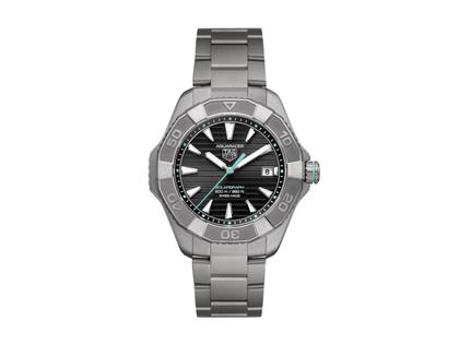 TAG Heuer Aquaracer Professional 200 Solargraph Quarz Titan 40mm schwarzes Zifferblatt Metallband – Herrenuhren Uhr mit Datum aus Titan. Das Gehäuse ist rund und grau. Das Titanarmband ist grau. Das Zifferblatt ist ein Index in schwarz.