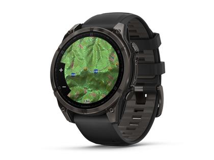 Garmin fenix 8 47mm AMOLED faserverstärktes Polymer Titan carbongrau beschichtet schwarzes Kautschukband – Herrenuhren Uhr Multifunktion aus DLC beschichtet, Kautschuk und Titan. Das Gehäuse ist rund und grau. Das Kautschuk / Kunststoff / Silikon Armband ist schwarz. Das Zifferblatt ist digital und schwarz. – Ansicht 2