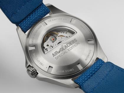 Hamilton Khaki Aviation Pilot Air Glaciers Edition Automatik Titan 42mm blaues Zifferblatt blaues Textilband – Herrenuhren Uhr mit Datum aus Titan. Das Gehäuse ist rund und silber. Das Textilarmband ist blau. Das Zifferblatt ist arabisch Index und blau. – Ansicht 4