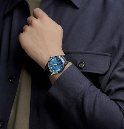 Frederique Constant Classics Runabout Automatic Edelstahl 42mm blaues Zifferblatt blaues Lederband – Herrenuhren Uhr mit Datum aus Edelstahl und Leder. Das Gehäuse ist rund und silber. Das Lederarmband ist blau. Das Zifferblatt ist arabisch Index und blau. – Ansicht 5