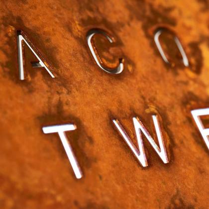 Qlocktwo Earth 45 Creator's Edition Rust mit weiß lackiertem Holz – Großuhren Wanduhr aus Eisen. Das Zifferblatt ist digital und braun. – Ansicht 3