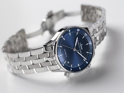Sinn Spezialuhren 6033 B Frankfurter Finanzplatzuhr Limited Edition Automatik Edelstahl 34mm blaues Zifferblatt Metallband – Herrenuhren Uhr mit Datum aus Edelstahl. Das Gehäuse ist rund und silber. Das Edelstahlarmband ist silber. Das Zifferblatt ist arabisch Index und blau. – Ansicht 6