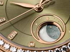 Glashütte Original Lady Serenade Luna Automatik Rotgold 32,5mm grünes Zifferblatt grünes Lederband – Damenuhren Uhr ohne Datum aus 750 Rotgold und Leder. Das Gehäuse ist rund und roségold. Das Lederarmband Kroko / Alligator ist grün. Das Zifferblatt ist ein Index in grün. – Ansicht 4