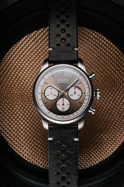 Union Glashütte Belisar Chronograph Silvretta Classic 2024 Limitierte Edition Automatik Edelstahl 44mm bronzefarbenes Zifferblatt schwarzes Lederband und Edelstahlband – Herrenuhren Chronograph aus Edelstahl und Leder. Das Gehäuse ist rund und silber. Das Lederarmband ist schwarz. Das Zifferblatt ist arabisch Index und braun. – Ansicht 8