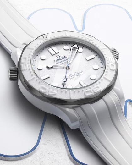 Omega Seamaster Diver 300M Automatik Keramik Titan 43,5mm Milano Cortina 2026 weißes Zifferblatt weißes Kautschukband – Herrenuhren Uhr ohne Datum aus Keramik und Titan. Das Gehäuse ist rund und weiß. Das Kautschuk / Kunststoff / Silikon Armband ist weiß. Das Zifferblatt ist ein Index in weiß. – Ansicht 5