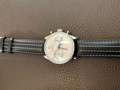 Union Glashütte Noramis Chronograph Paul Pietsch Sonderedition Automatik Edelstahl 42mm silberfarbenes Zifferblatt schwarzes Lederband – Herrenuhren Chronograph aus Edelstahl. Das Gehäuse ist rund und silber. Das Lederarmband ist schwarz. Das Zifferblatt ist arabisch Index und silber. – Ansicht 2