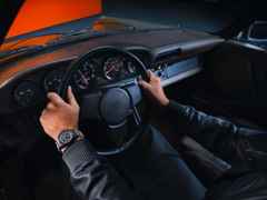 Porsche Design Chronograph 1 - 50 Jahre 911 Turbo Edition Automatik Titan 40mm schwarzes Zifferblatt Metallband und Textilband limitiert – Herrenuhren Chronograph aus Titan und Titancarbid beschichtet. Das Gehäuse ist rund und schwarz. Das Titanarmband ist schwarz. Das Zifferblatt ist arabisch Index und schwarz. – Ansicht 12
