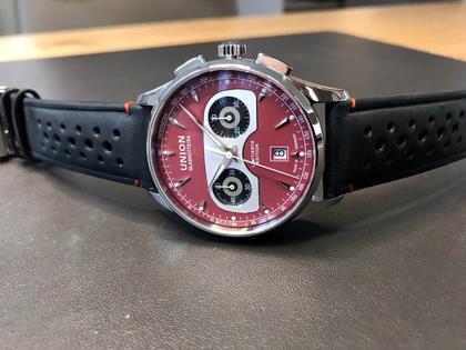Union Glashütte Noramis Chronograph Sachsen Classic 2020 Limited Edition Automatik Edelstahl 42mm zinnoberrotes Zifferblatt graues Lederband – Herrenuhren Chronograph aus Edelstahl und Leder. Das Gehäuse ist rund und silber. Das Lederarmband ist grau. Das Zifferblatt ist arabisch Index und rot. – Ansicht 4