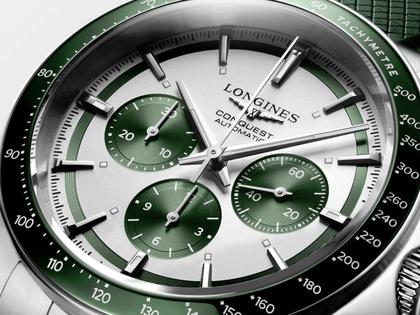 Longines Conquest Chronograph Automatik Edelstahl 42mm weiß-grünes Zifferblatt grünes Kautschukband – Herrenuhren Chronograph aus Edelstahl, Kautschuk und Keramik. Das Gehäuse ist rund und silber. Das Kautschuk / Kunststoff / Silikon Armband ist grün. Das Zifferblatt ist ein Index in weiß. – Ansicht 4