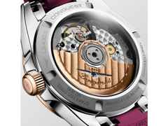 Longines Conquest Automatik Edelstahl 34mm magentafarbenes Zifferblatt magentafarbenes Kautschukband – Damenuhren Uhr mit Datum aus 750 Rotgold, Edelstahl und Kautschuk. Das Gehäuse ist rund und silber. Das Kautschuk / Kunststoff / Silikon Armband ist pink. Das Zifferblatt ist ein Index in silber. – Ansicht 4
