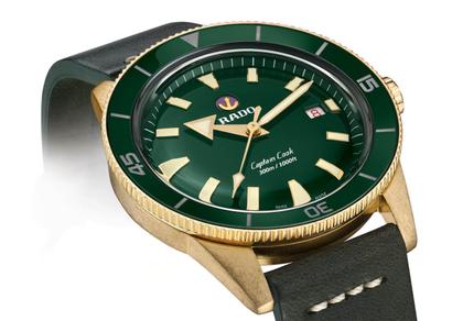 Rado Captain Cook Bronze grün Lederband – Herrenuhren Uhr mit Datum aus Bronze und Keramik. Das Gehäuse ist rund und roségold. Das Lederarmband ist grün. Das Zifferblatt ist ein Index in grün. – Ansicht 3