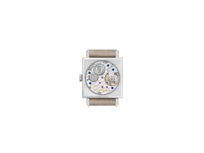 Nomos Glashütte Tetra 27 Duo Doré Handaufzug Edelstahl 27mm weißes Zifferblatt beiges Lederband Glasboden – Damenuhren Uhr ohne Datum aus Edelstahl und Leder. Das Gehäuse ist quadratisch und silber. Das Lederarmband ist beige. Das Zifferblatt ist arabisch Index und weiß. – Ansicht 2