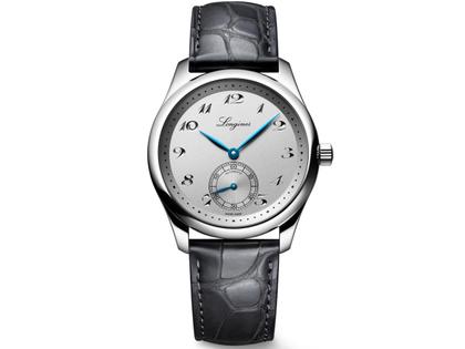 Longines Master Collection Automatik Edelstahl 38,5mm silbernes Zifferblatt graues Lederband – Herrenuhren Uhr ohne Datum aus Edelstahl und Leder. Das Gehäuse ist rund und silber. Das Lederarmband Kroko / Alligator ist grau. Das Zifferblatt ist arabisch und silber.