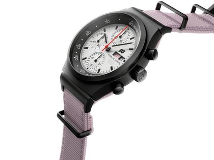 Porsche Design Chronograph 1 - F.A.T. 2025 Edition – Herrenuhren Chronograph aus Titan und Titancarbid beschichtet. Das Gehäuse ist rund und schwarz. Das Titanarmband ist schwarz. Das Zifferblatt ist ein Index in weiß. – Ansicht 6
