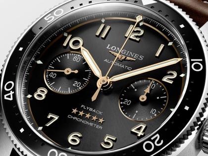 Longines Spirit Flyback Chronograph Automatik Edelstahl 42mm schwarzes Zifferblatt braunes Lederband – Herrenuhren Chronograph aus Edelstahl und Keramik. Das Gehäuse ist rund und silber. Das Lederarmband ist braun. Das Zifferblatt ist arabisch Index und schwarz. – Ansicht 2