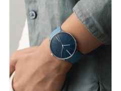 Junghans Meister Fein Automatic Edelstahl 39,5mm dunkelblaues Zifferblatt blaues Lederband – Damenuhren Uhr mit Datum aus Edelstahl und Leder. Das Gehäuse ist rund und silber. Das Lederarmband ist blau. Das Zifferblatt ist ein Index in blau. – Ansicht 2