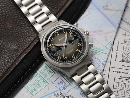 Sinn Spezialuhren 356 FLIEGER Klassik AS E Chronograph Automatik Edelstahl 38,5mm graues Zifferblatt Metallband – Herrenuhren Chronograph aus Edelstahl. Das Gehäuse ist rund und grau. Das Edelstahlarmband ist grau. Das Zifferblatt ist arabisch und anthrazit. – Ansicht 2