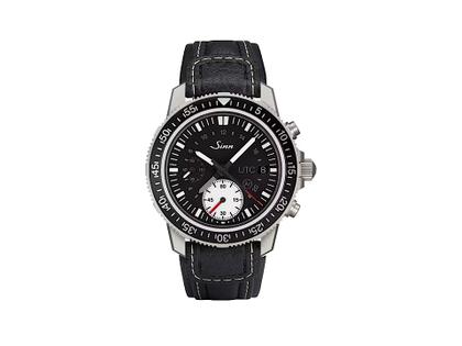 Sinn Spezialuhren 613 St UTC Taucheruhr Automatik Edelstahl 41mm schwarzes Zifferblatt schwarzes Lederband – Herrenuhren Chronograph aus Edelstahl. Das Gehäuse ist rund und grau. Das Lederarmband ist schwarz. Das Zifferblatt ist ein Index in schwarz.