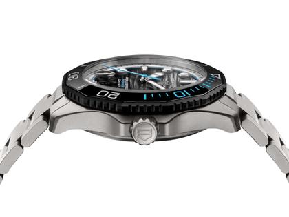 TAG Heuer Aquaracer Professional 500 Date Automatik Titan 42mm schwarzes Zifferblatt Metallband limitiert – Herrenuhren Uhr mit Datum aus Keramik und Titan. Das Gehäuse ist rund und silber. Das Titanarmband ist silber. Das Zifferblatt ist ein Index in schwarz. – Ansicht 4