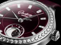 Glashütte Original Lady Serenade Luna Purpursamt Automatik Edelstahl 32,5mm violettes Zifferblatt violettes Lederband – Damenuhren Uhr ohne Datum aus 750 Weißgold, Edelstahl und Leder. Das Gehäuse ist rund und silber. Das Lederarmband Kroko / Alligator ist lila. Das Zifferblatt ist ein Index in lila. – Ansicht 3