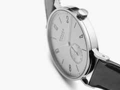Nomos Glashütte Tangente 39 neomatik Platingrau Automatik 39mm silberfarbenes Zifferblatt schwarzes Lederband Glasboden – Herrenuhren Uhr ohne Datum aus Edelstahl. Das Gehäuse ist rund und silber. Das Lederarmband ist schwarz. Das Zifferblatt ist arabisch Index und grau. – Ansicht 4