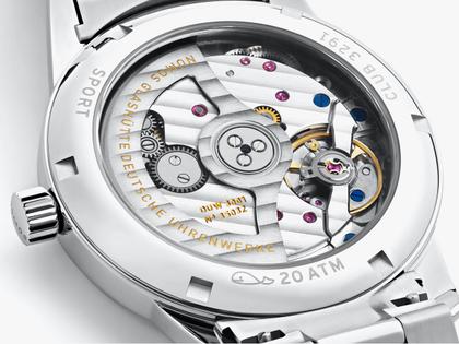 Nomos Glashütte Club Sport neomatik 37 Petrol Automatik Edelstahl grünes Zifferblatt Metallband Glasboden – Herrenuhren Uhr ohne Datum aus Edelstahl. Das Gehäuse ist rund und silber. Das Edelstahlarmband ist silber. Das Zifferblatt ist arabisch Index und grün. – Ansicht 4