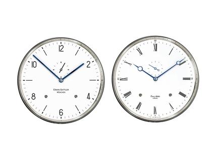 Erwin Sattler Seilzug Regulator Wanduhr Classica S 100 M schwarz – Großuhren Wanduhr aus . Das Gehäuse ist rechteckig und schwarz. Das Zifferblatt ist arabisch Index und weiß. – Ansicht 2