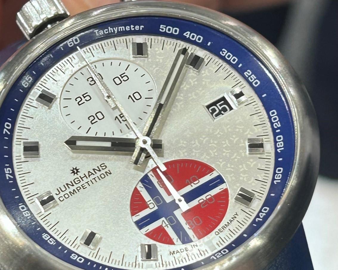 Junghans 1972 Competition FIS Edition Trondheim 2025 Automatik Edelstahl 43mm silberweißes Zifferblatt blaues Lederband – Herrenuhren Chronograph aus Edelstahl. Das Gehäuse ist rund und silber. Das Lederarmband ist blau. Das Zifferblatt ist ein Index in weiß. – Ansicht 3