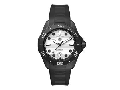 TAG Heuer Aquaracer Professional 300 Date Automatik Edelstahl Schwarz-DLC 43mm weißes Zifferblatt schwarzes Kautschukband – Herrenuhren Uhr mit Datum aus DLC beschichtet, Edelstahl, Kautschuk, Keramik und PVD beschichtet. Das Gehäuse ist rund und schwarz. Das Kautschuk / Kunststoff / Silikon Armband ist schwarz. Das Zifferblatt ist ein Index in weiß.