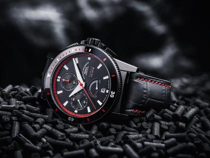 Mühle Glashütte Sportivo Power Chronograph First Edition Automatik Edelstahl Schwarz-IP 42,5mm schwarzes Zifferblatt schwarzes Leder-Kautschukband limitiert – Herrenuhren Chronograph aus Edelstahl, IP beschichtet, Keramik und Leder. Das Gehäuse ist rund und schwarz. Das Lederarmband ist schwarz. Das Zifferblatt ist ein Index in schwarz. – Ansicht 8