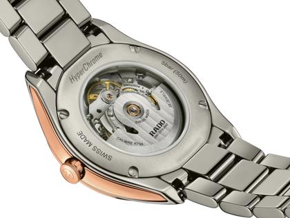 Rado HyperChrome Automatik Diamonds Keramik 42mm graues Zifferblatt graues Keramikband – Herrenuhren Uhr ohne Datum aus Keramik. Das Gehäuse ist rund und grau. Das Keramikarmband ist grau. Das Zifferblatt ist ein Index in grau. – Ansicht 4