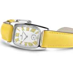 Hamilton American Classic Boulton Small Second M Quarz Edelstahl weißes Zifferblatt gelbes Lederband – Herrenuhren Uhr ohne Datum aus Edelstahl und Leder. Das Gehäuse ist rechteckig und silber. Das Lederarmband ist gelb. Das Zifferblatt ist römisch und weiß. – Ansicht 2
