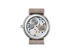 Nomos Glashütte Ludwig 33 Champagner Handaufzug Edelstahl beiges Zifferblatt beiges Lederband Glasboden – Damenuhren Uhr ohne Datum aus Edelstahl und Leder. Das Gehäuse ist rund und silber. Das Lederarmband ist beige. Das Zifferblatt ist römisch Index und beige. – Ansicht 3