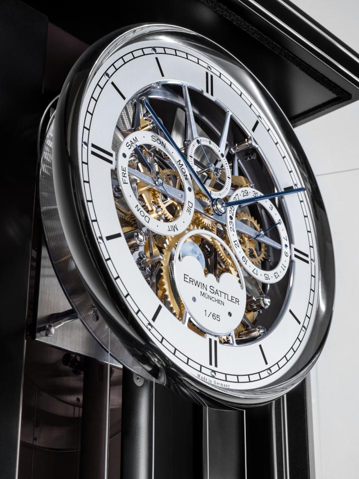 Erwin Sattler Seilzug Regulator Wanduhr Aperia III Limited Edition – Großuhren Wanduhr aus Holz. Das Gehäuse ist rechteckig und schwarz. Das Zifferblatt ist ein Index in weiß. – Ansicht 2