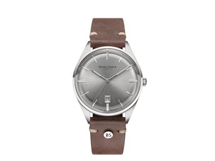 Bruno Söhnle Glashütte Merano Quarz Edelstahl 40mm silbernes Zifferblatt braunes Lederband – Herrenuhren Uhr mit Datum aus Edelstahl. Das Gehäuse ist rund und silber. Das Lederarmband ist braun. Das Zifferblatt ist ein Index in silber.