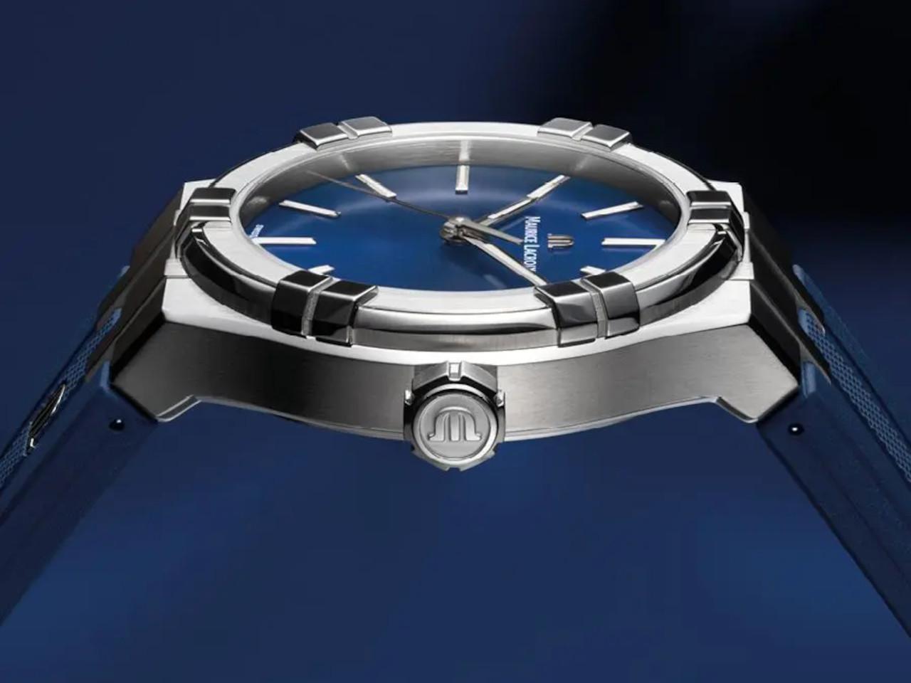 Maurice Lacroix Aikon Quartz Edelstahl 35mm blaues Zifferblatt blaues Kautschukband – Damenuhren Uhr mit Datum aus Edelstahl, Kautschuk, PVD beschichtet und vergoldet. Das Gehäuse ist rund und silber. Das Kautschuk / Kunststoff / Silikon Armband ist blau. Das Zifferblatt ist ein Index in blau. – Ansicht 2
